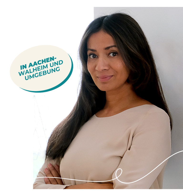 Frau mit langen, dunklen Haaren lächelt freundlich, trägt ein helles Oberteil. Frau Lensing ist Alltagsbegleiterin und Demenzbegleiterin.