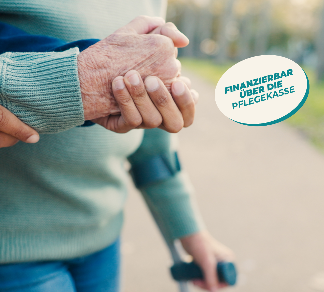 Eine Hand hält den Arm einer Person mit Krücke, symbolisiert Unterstützung im Alltag. Störer: Finanzierbar über die Pflegekasse.