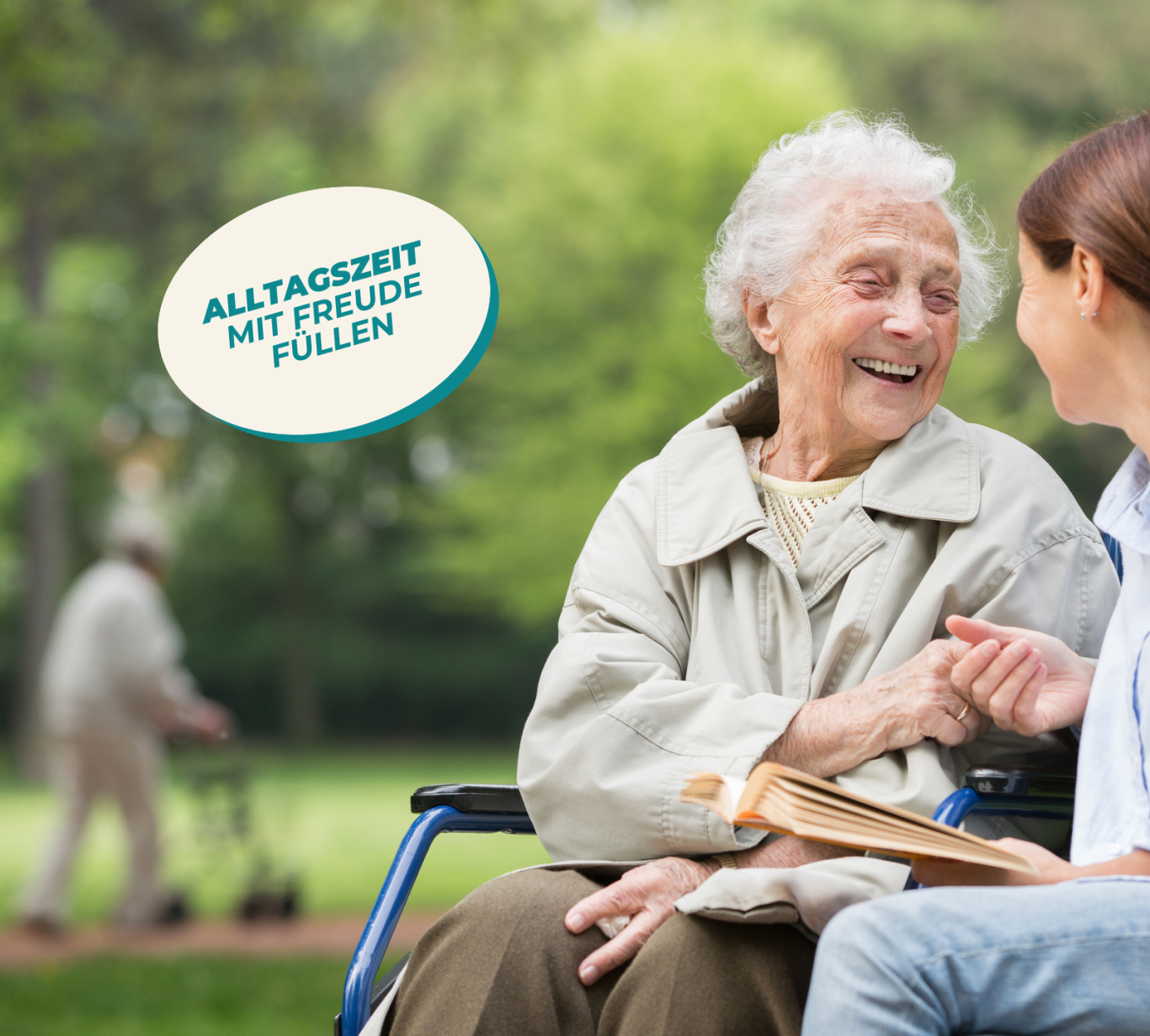 Eine ältere Frau lächelt und spricht mit einer Betreuerin im Park. Ein Moment von Freude und Alltag miteinander.