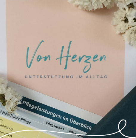 "Von Herzen - Unterstützung im Alltag" Logo mit Liste zu Pflegeleistungen im Überblick dekorativ eingebunden in Blumen.